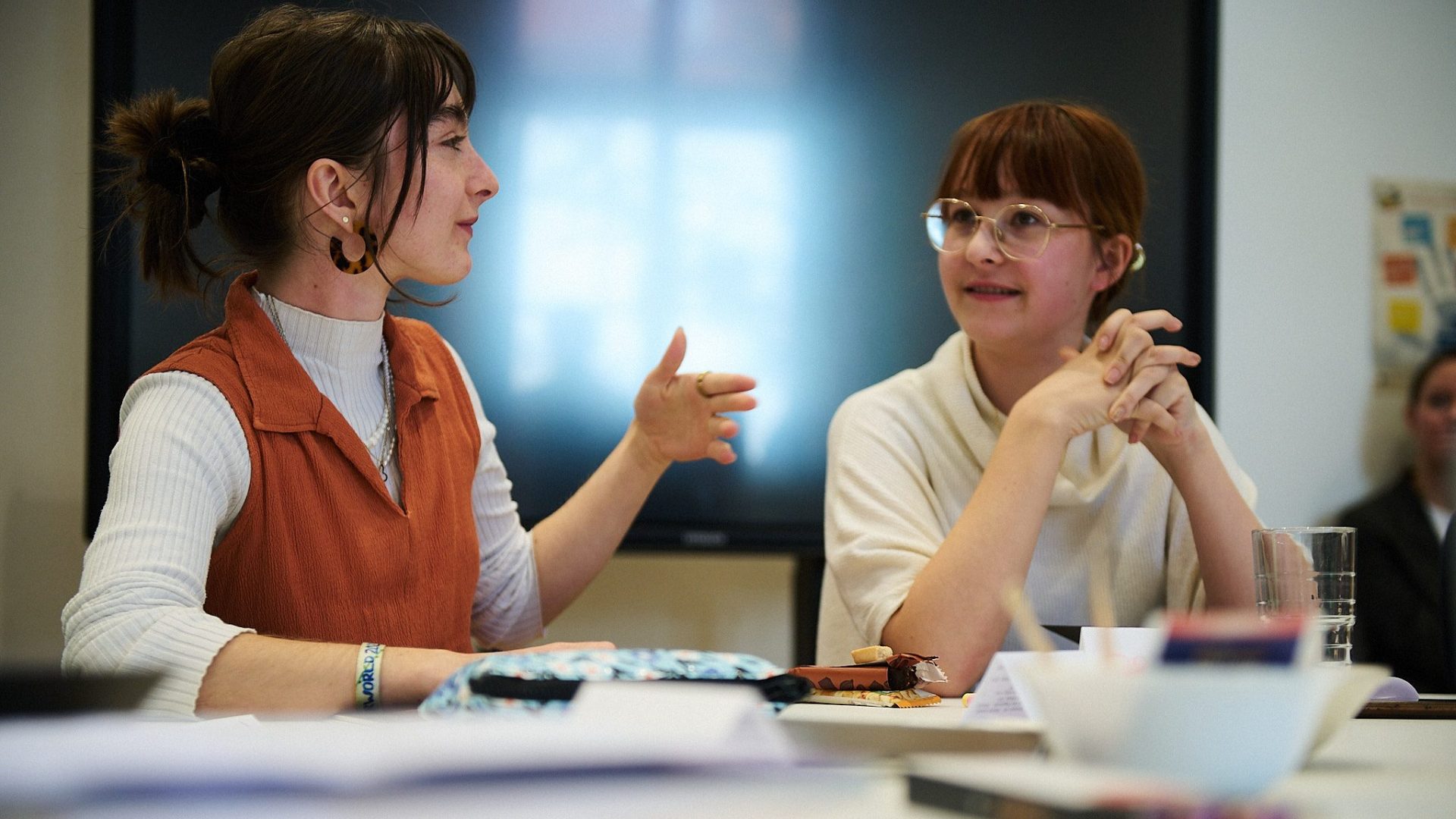 20231006-tracy-fuad-authors-at-school-alm-6367-web-aspect-ratio-2400-1350